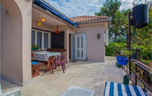 Gorgeous Apartment In Cres With Kitchen