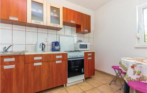 2 Bedroom Awesome Apartment In Grizane