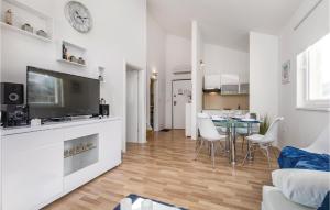 2 Bedroom Beautiful Apartment In Pag