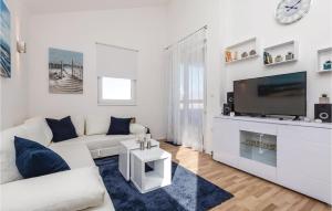 2 Bedroom Beautiful Apartment In Pag 