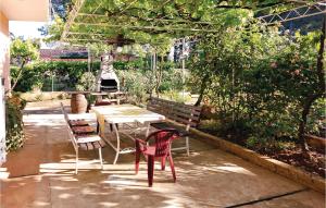 2 Bedroom Beautiful Apartment In Fazana 