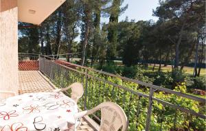2 Bedroom Beautiful Apartment In Fazana 