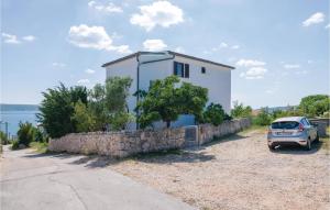 3 Bedroom Gorgeous Apartment In Maslenica 