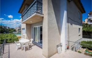 Stunning apartment in Novi Vinodolski w WiFi and 2 Bedrooms