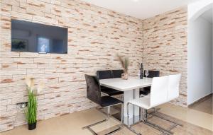 Stunning Apartment In Palit With Wifi