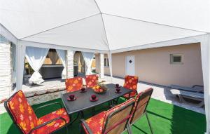 Two-Bedroom Holiday Home In Sukosan