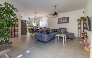 4 Bedroom Cozy Home In Medulin