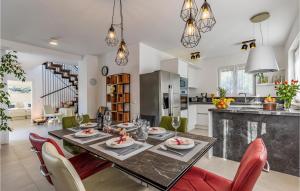 4 Bedroom Cozy Home In Medulin