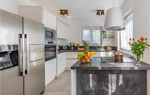 4 Bedroom Cozy Home In Medulin