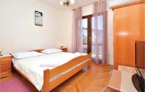 Awesome Apartment In Jelsa With Kitchenette