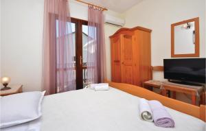 Awesome Apartment In Jelsa With Kitchenette