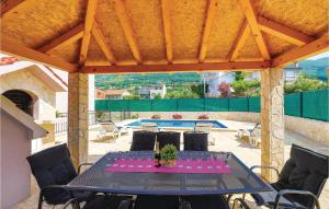 Cozy Apartment In Kastel Stari With Outdoor Swimming Pool