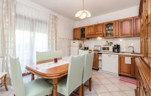 2 Bedroom Cozy Apartment In Matulji 