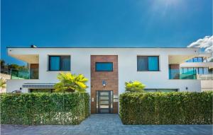 Lovely Apartment In Malinska With Wifi