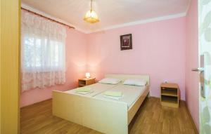 Nice Apartment In Gornji Karin With 2 Bedrooms And Wifi