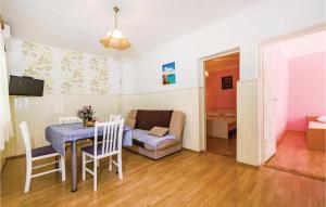 Lovely Apartment In Gornji Karin With Kitchen 