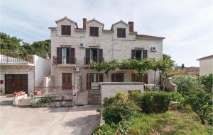 Two-Bedroom Apartment In Supetar