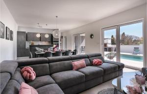 Gorgeous Home In Premantura With Wifi 