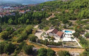 Stunning Home In Stari Grad With 2 Bedrooms, Wifi And Outdoor Swimming Pool