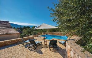 Stunning Home In Stari Grad With 2 Bedrooms, Wifi And Outdoor Swimming Pool