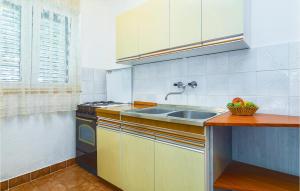 Amazing Apartment In Lokva Rogoznica With 2 Bedrooms And Wifi