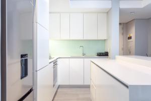 Trendy 2 bedroom apartment in Greenpoint, Cape Town.