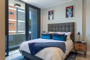 Trendy 2 bedroom apartment in Greenpoint, Cape Town.
