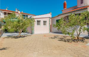 1 Bedroom Awesome Apartment In Brodarica 