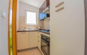 Lovely Apartment In Brodarica With Wifi