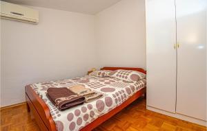 Lovely Apartment In Brodarica With Wifi