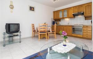 Two-Bedroom Apartment In Supetar