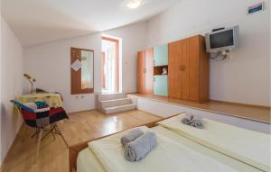 Cozy Apartment In Porec With Wifi