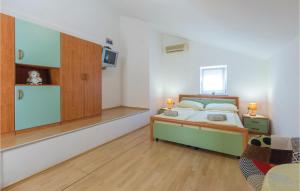 Cozy Apartment In Porec With Wifi