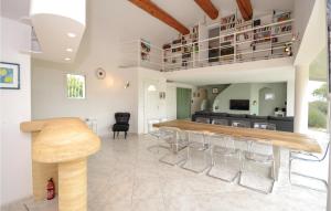 5 Bedroom Gorgeous Home In Poulx