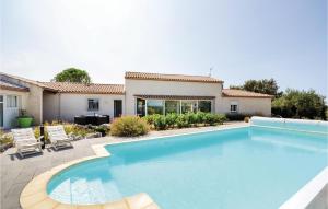 Maisons de vacances Awesome home in Poulx with 5 Bedrooms, WiFi and Outdoor swimming pool : photos des chambres