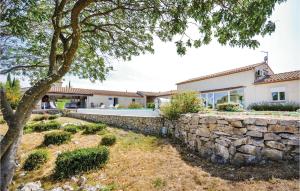 Maisons de vacances Awesome home in Poulx with 5 Bedrooms, WiFi and Outdoor swimming pool : photos des chambres