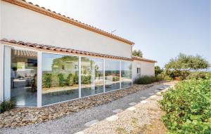 Maisons de vacances Awesome home in Poulx with 5 Bedrooms, WiFi and Outdoor swimming pool : photos des chambres