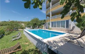 Lovely Apartment In Zrnovnica With Jacuzzi 