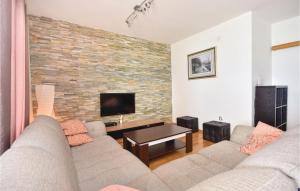 Two-Bedroom Apartment In Podstrana