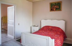 Maisons de vacances Amazing home in Plancoet w/ 4 Bedrooms and WiFi : photos des chambres