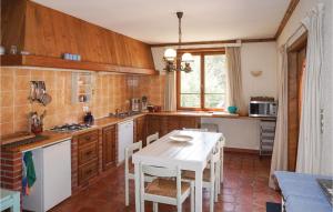 Maisons de vacances Nice Home In Roquebrun With Wifi, Private Swimming Pool And Outdoor Swimming Pool : photos des chambres