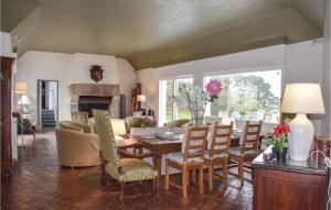 Maisons de vacances Gorgeous Home In Saint Pabu With Swimming Pool : photos des chambres