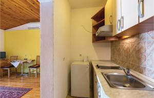 Awesome Apartment In Makarska With 2 Bedrooms And Wifi