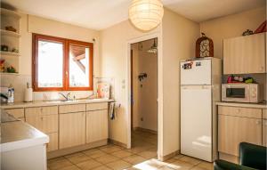 Maisons de vacances Nice home in Caux with 3 Bedrooms, WiFi and Outdoor swimming pool : photos des chambres