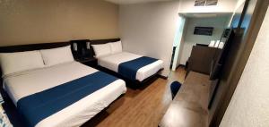 Deluxe Quadruple Room room in Motel 6-Palmdale CA