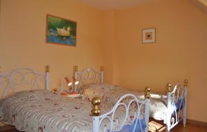 Maisons de vacances Nice home in Guehenno with 3 Bedrooms and WiFi : photos des chambres