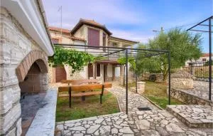 Gorgeous Home In Jadreski With Kitchen - Jadreški