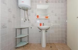 One-Bedroom Apartment In Rogoznica