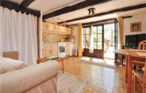 Appartements 1 Bedroom Amazing Apartment In Lorgues : photos des chambres