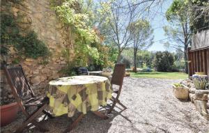 Appartements 1 Bedroom Amazing Apartment In Lorgues : photos des chambres
